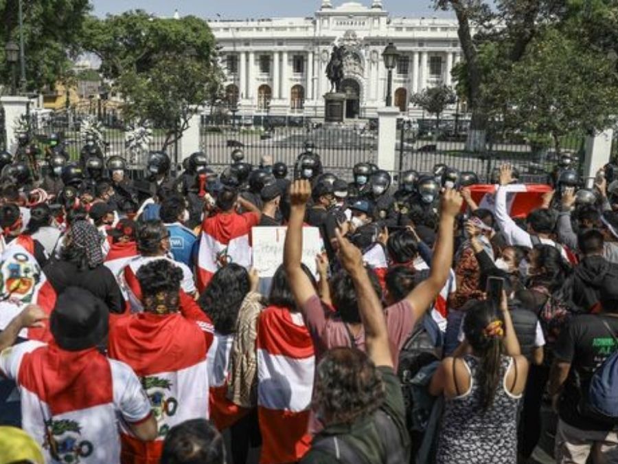Ciutadans peruans, davant del Congrés (Font: Diari ARA/Agencia EFE)